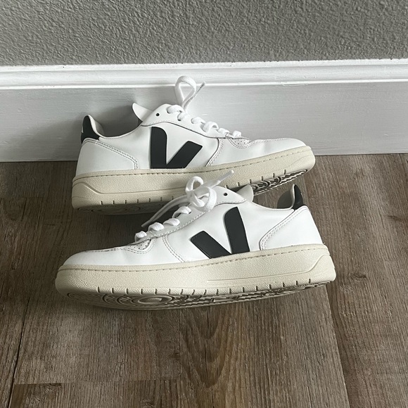 Women’s Veja V-10 Sneaker in Extra White & Black - Picture 6 of 9